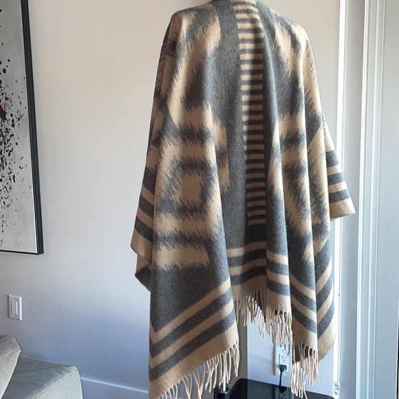 NWOT Frye Wrap/Poncho 100% Wool - Picture 4 of 6